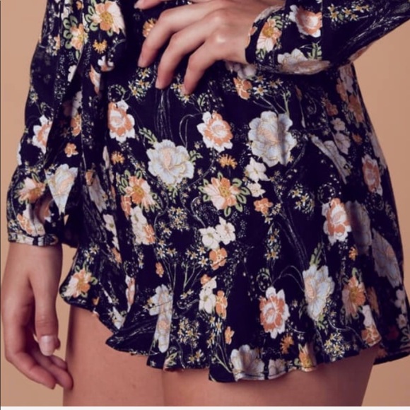 NEW BOHO CHIC FLORAL PLUNGING ROMPER - Picture 4 of 7